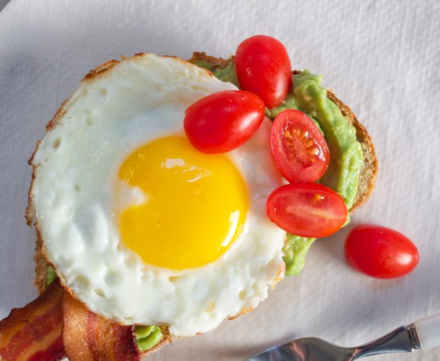 TOSTADAS CON AGUACATE